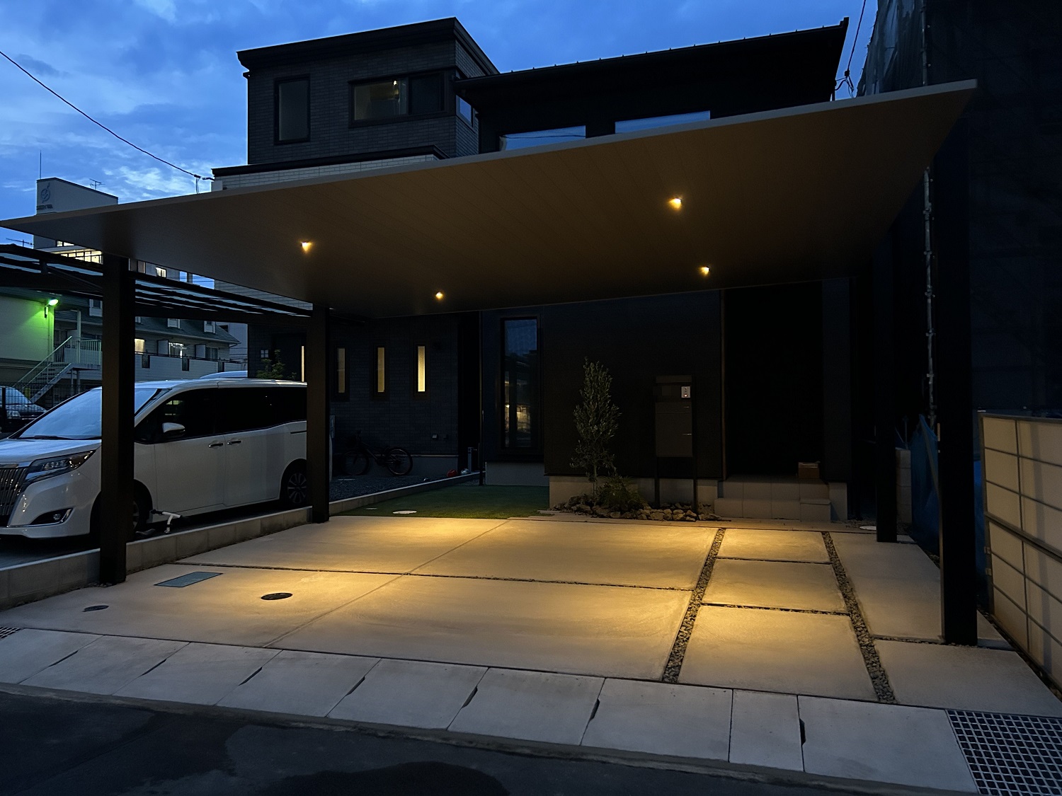 新築外構 マットな質感のカーポートが住宅外観になじむ シンプル外構